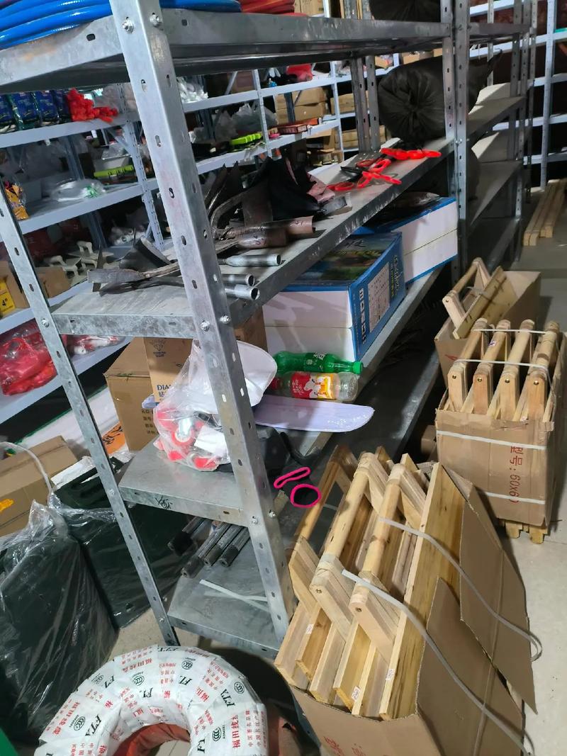 广场斜对面的五金电料日杂百货综合店